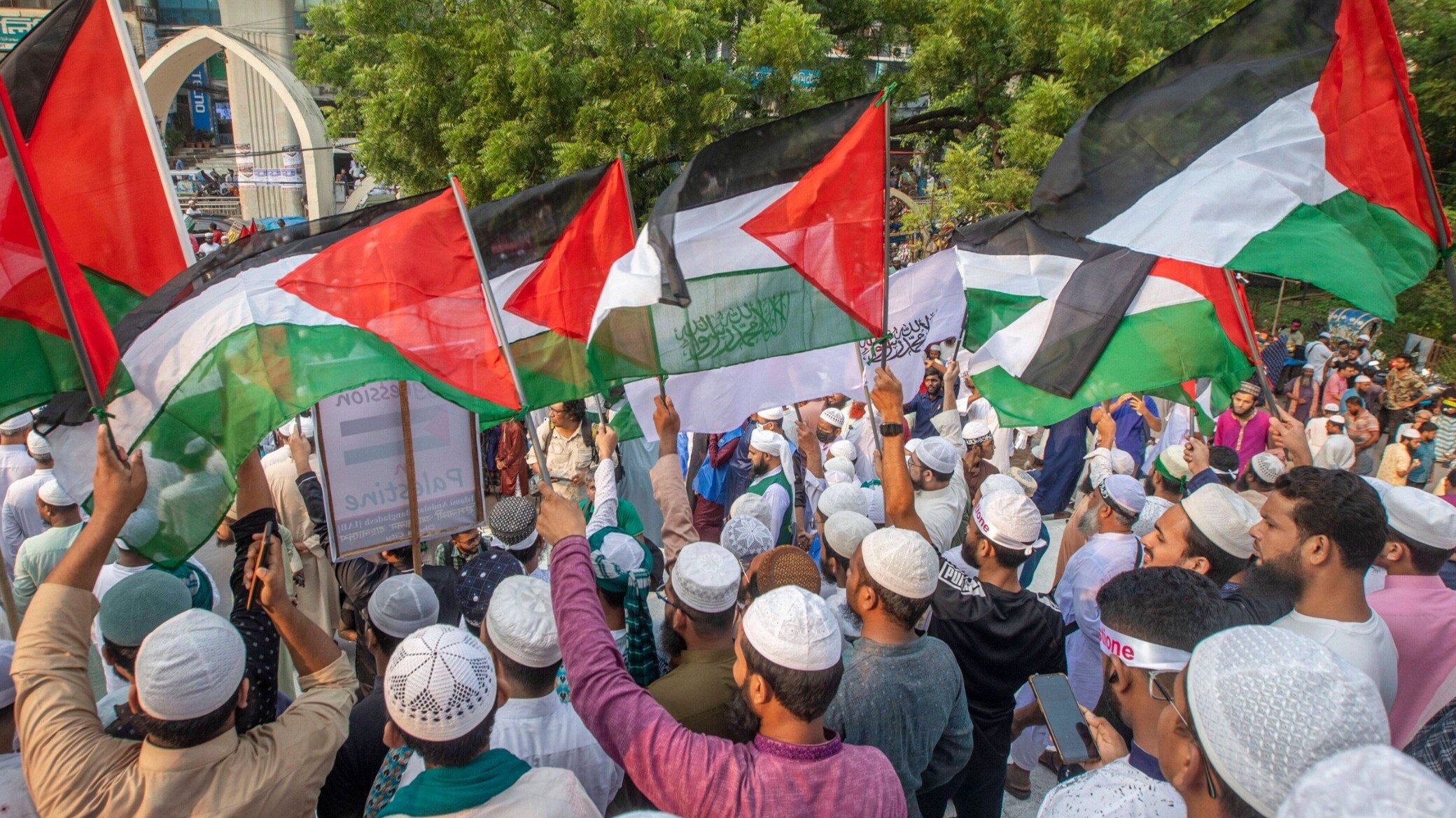 Manifestacja islamskich działaczy politycznych z Bangladeszu w ramach solidarności z Palestyńczykami w Gazie