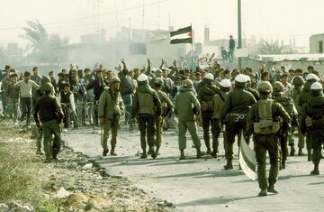 Izraelscy żołnierze i palestyńscy protestujący podczas pierwszej intifady w 1987 roku