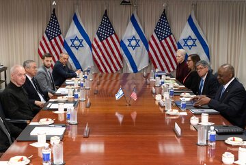 Izraelski minister obrony Gallant rozmawia z Lloydem Austinem w Pentagonie