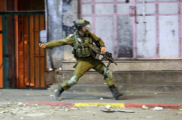 Izraelski żołnierz podczas zamieszek w Hebronie.