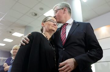 Jacek Jaśkowiak z żoną Joanną podczas wieczoru wyborczego w Poznaniu