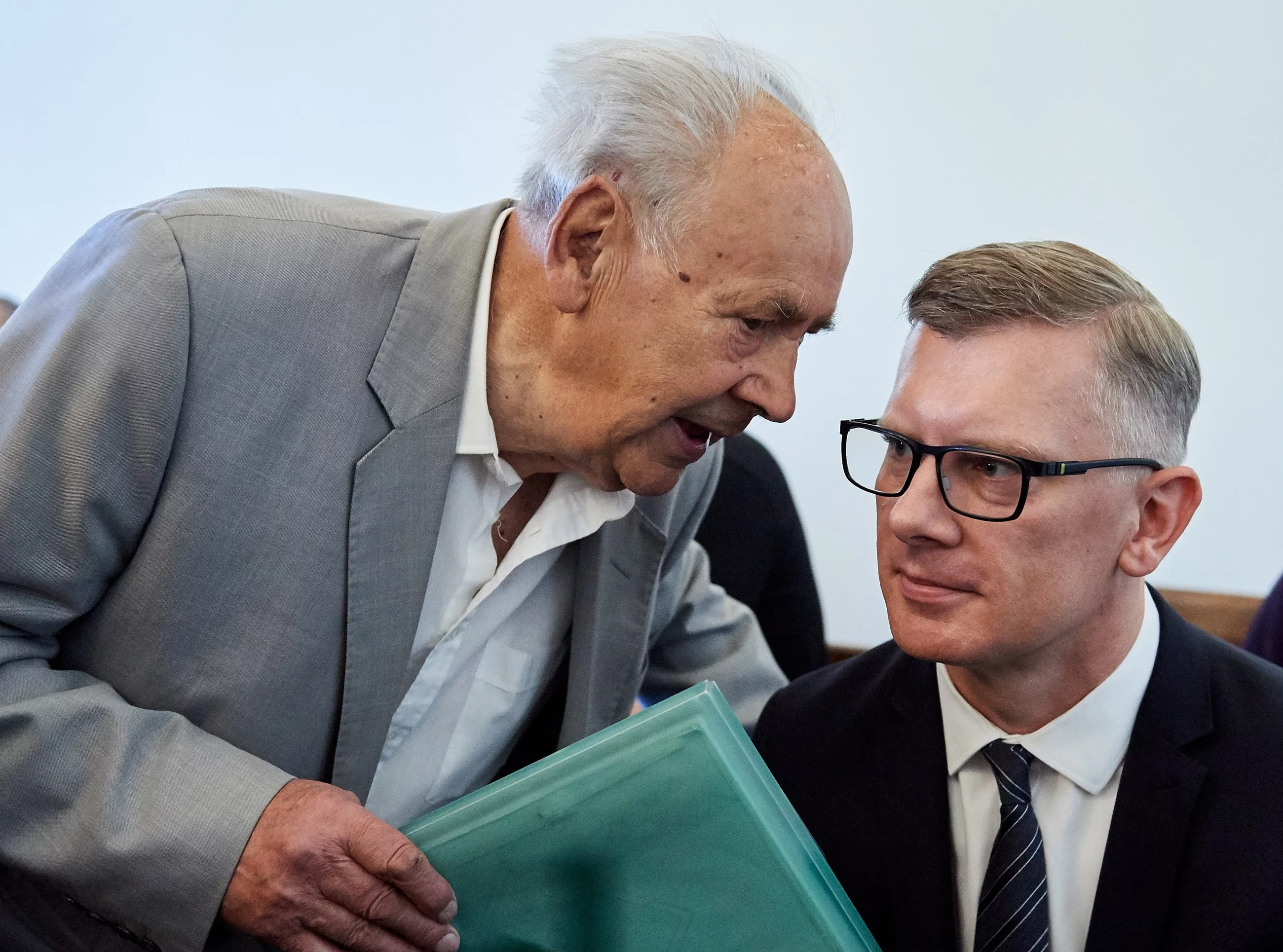 Były pracownik Stoczni Gdańskiej Henryk Jagielski  i historyk Sławomir Cenckiewicz na sali rozpraw