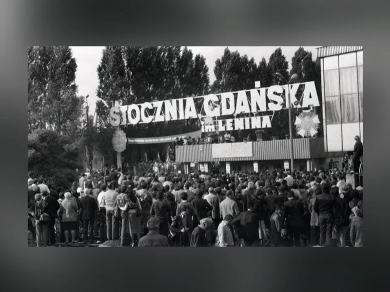 Mieszkańcy Gdańska zgromadzeni przed historyczną Bramą nr 2 Stoczni Gdańskiej im. Lenina w oczekiwaniu na ogłoszenie podpisania Porozumień Gdańskich