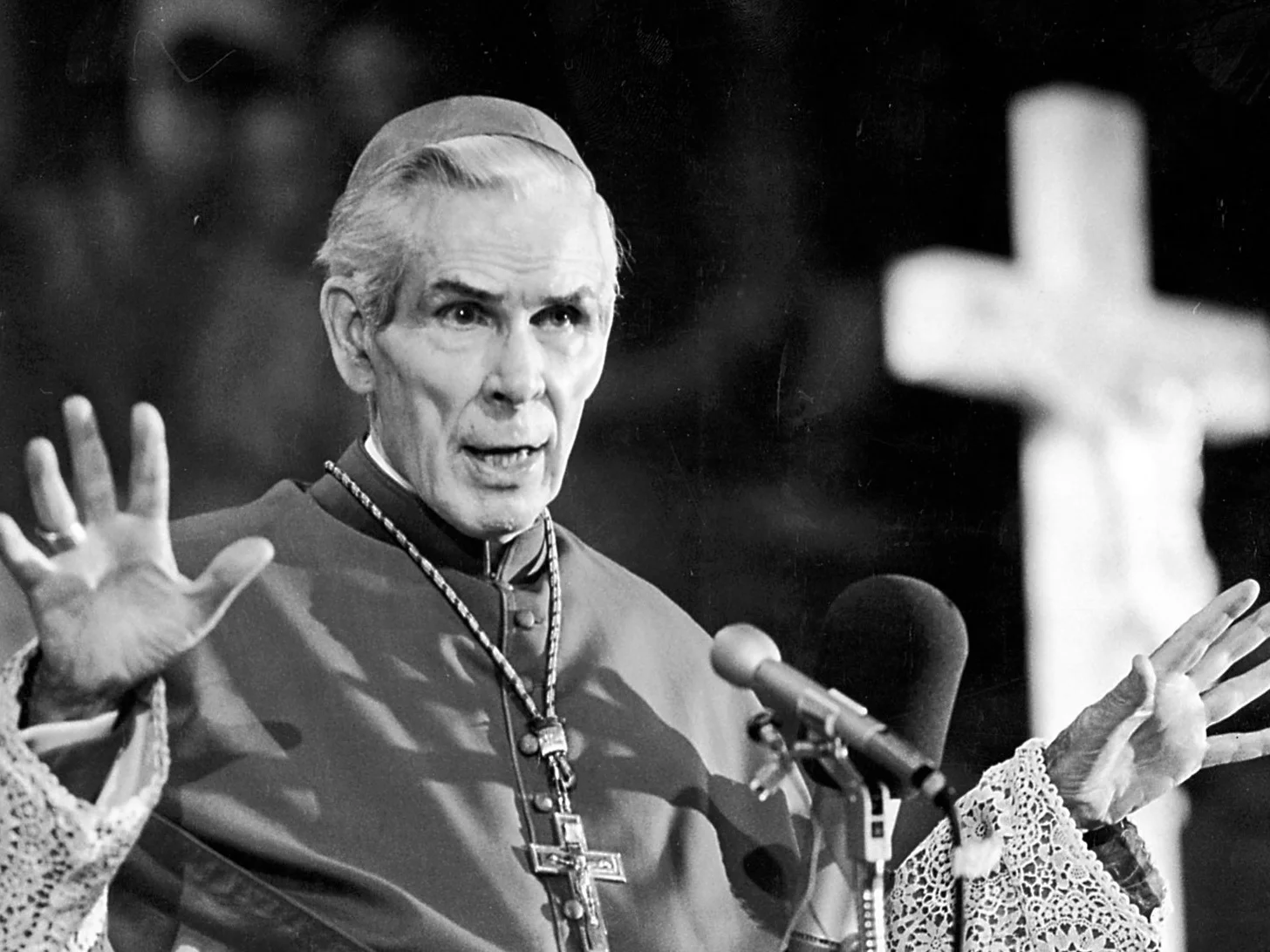 Arcybiskup Fulton Sheen podczas swojego wystąpienia