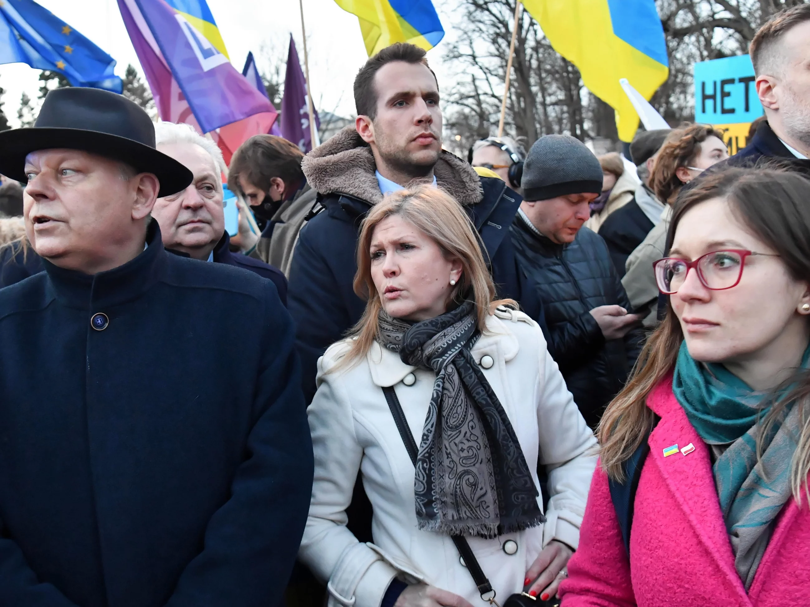 Poseł PiS Marek Suski (L), posłanka PiS Iwona Arent (C), sekretarz stanu w Ministerstwie Aktywów Państwowych Jan Kanthak (C-z tyłu), posłanka Lewicy Paulina Matysiak (P) i poseł Lewicy Adrian Zandberg (P-z tyłu) podczas pikiety przed ambasadą Federacji Ro