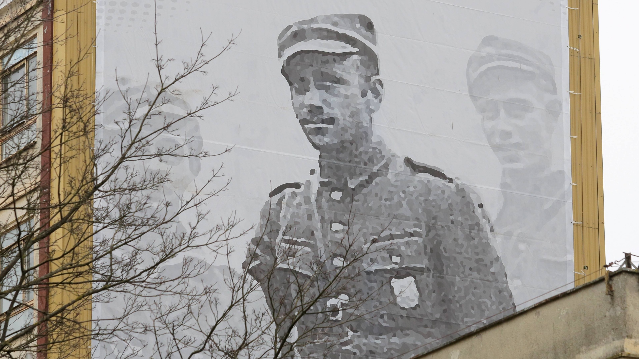 Okolicznościowy baner z wizerunkiem mjr. Zygmunta Szendzielarza „Łupaszki”