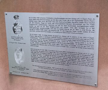 Jak opisuje dziennikarz "Do Rzeczy" i TVP, wspomniana tablica pamiątkowa znajduje się przy miejscu pamięci katastrofy w Ramstein.