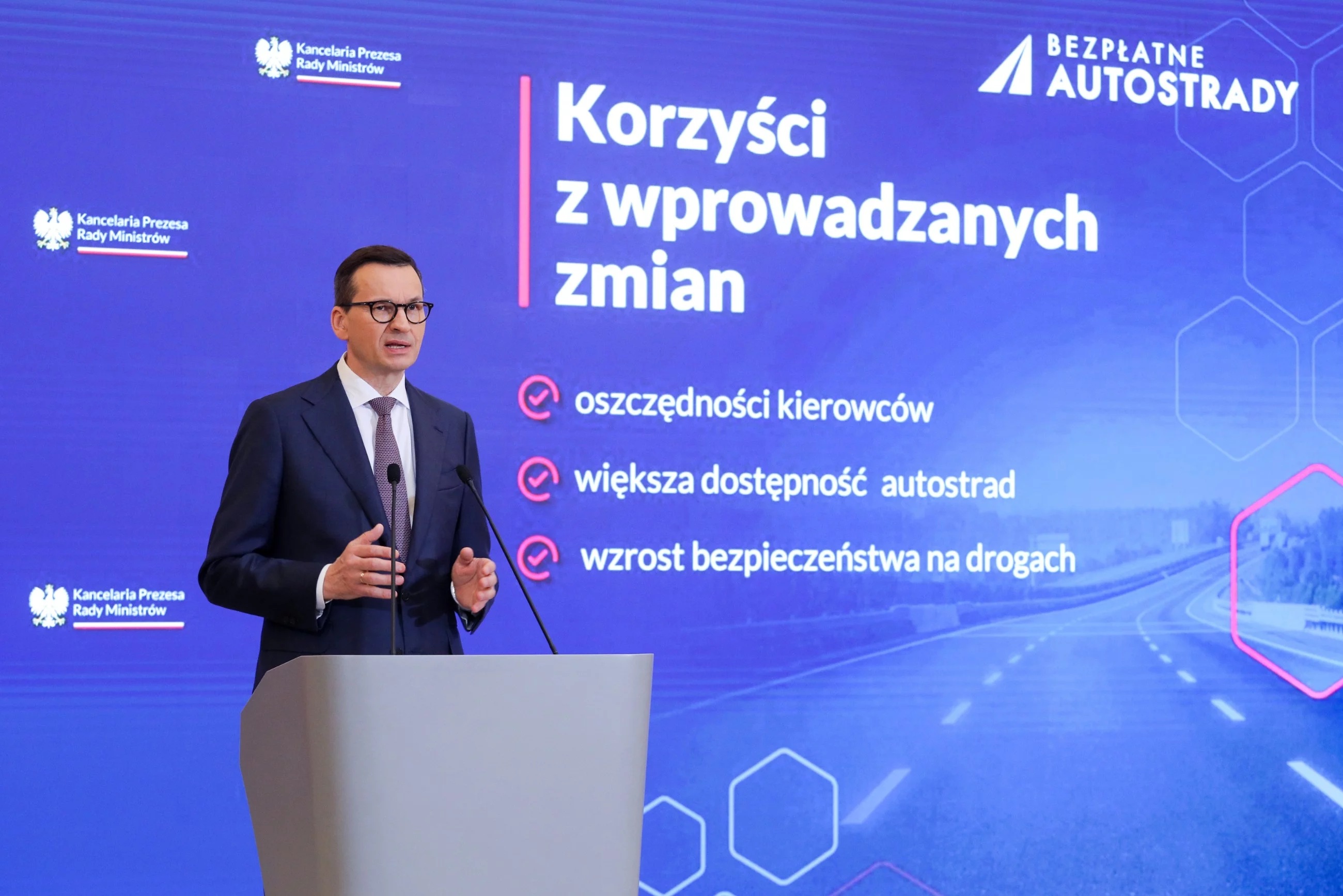 Warszawa, 17.05.2023. Premier Mateusz Morawiecki podczas konferencji prasowej po posiedzeniu rządu, 17 bm. w KPRM w Warszawie. Rząd przyjął projekt ustawy o zniesieniu opłat za autostrady zarządzane przez GDDKiA