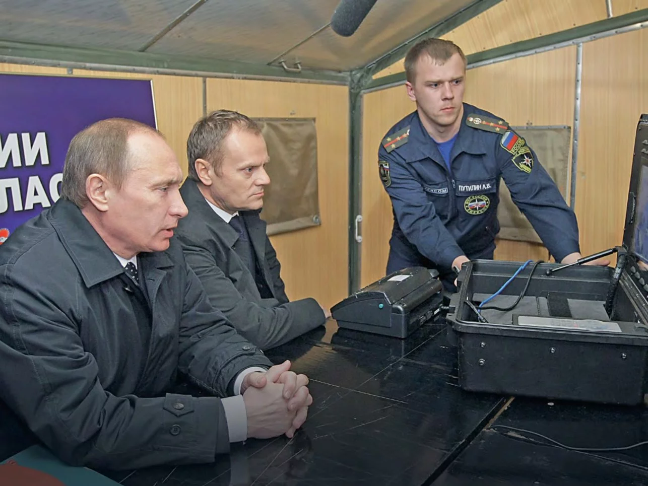 Władimir Putin i Donald Tusk podczas wideokonferencji po wizycie w miejscu katastrofy polskiego Tu-154M