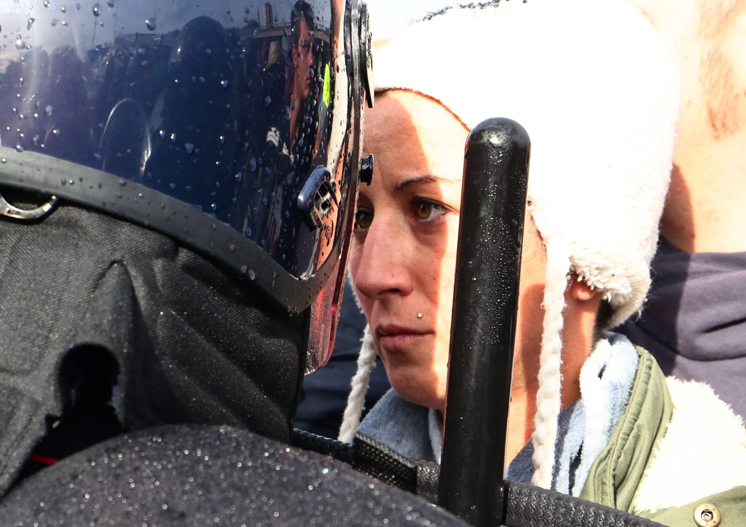 Kobieta i policjant podczas manifestacji przeciwko segregacji sanitarnej w Trieście. 18.10.2021 r.