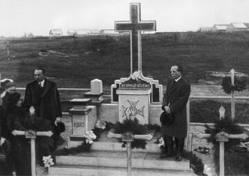 Jan Karszo-Siedlewski podczas uroczystości pod Krzyżem-pomnikiem na cmentarzu wojskowym w Kijowie 3 maja 1935 r. Fot: NAC