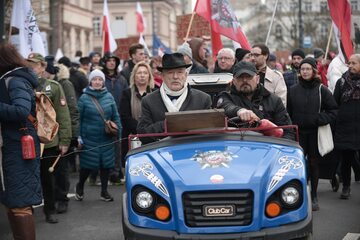 Janusz Korwin-Mikke (C-L) podczas zorganizowanego przez Konfederację Korony Polskiej marszu "Stop inwazji imigrantów"