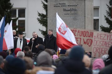 Janusz Korwin-Mikke oraz Grzegorz Braun na marszu "Stop inwazji imigrantów"