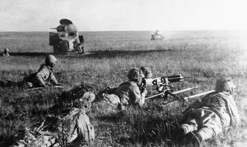 Japońscy żołnierze zbliżają się do sowieckich pozycji, lipiec 1939 r.