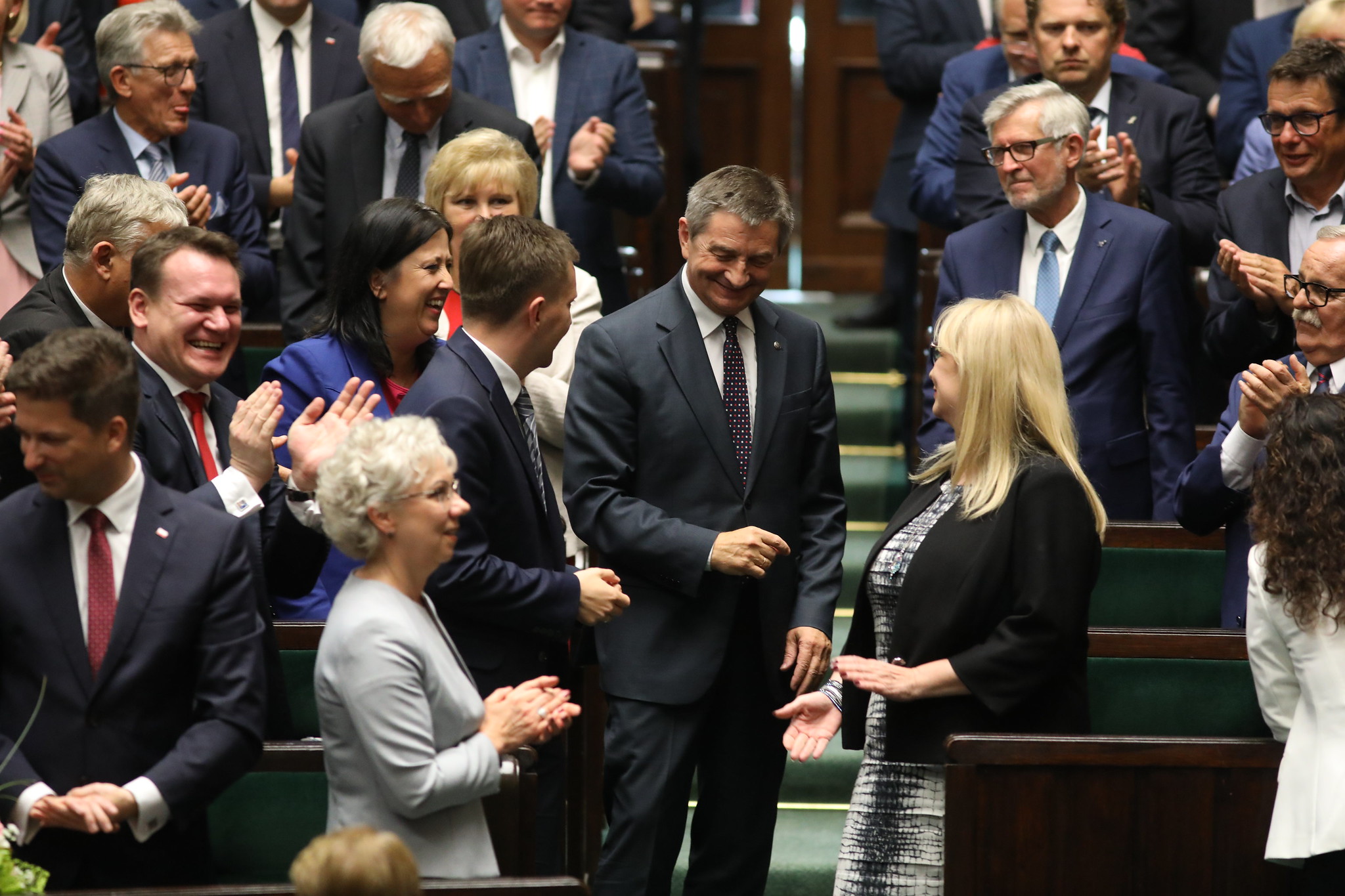 Marek Kuchciński w otoczeniu posłów PiS