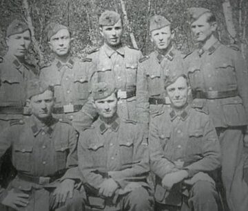 Jarosław Hunka (stoi w środku w drugim rzędzie) podczas służby wojsku