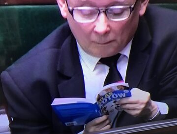 Jarosław Kaczyński czyta "Atlas kotów"
