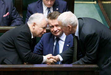 Jarosław Kaczyński i Kornel Morawiecki. Po środku Mariusz Błaszczak