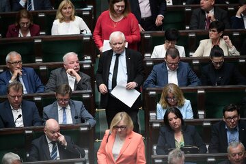 Jarosław Kaczyński i politycy PiS na sali plenarnej Sejmu