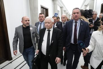 Jarosław Kaczyński i posłowie klubu PiS w Sejmie