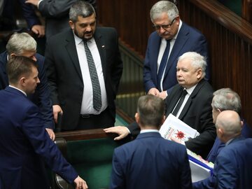 Jarosław Kaczyński i posłowie PiS na sali plenarnej Sejmu