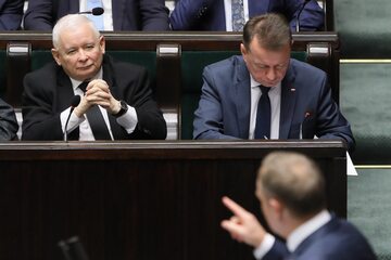 Jarosław Kaczyński, Mariusz Błaszczak i Donald Tusk w Sejmie