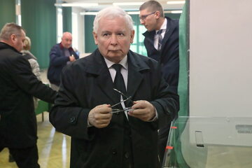Jarosław Kaczyński podczas głosowania w Warszawie
