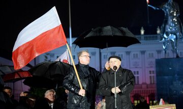 Jarosław Kaczyński przed Pałacem Prezydenckim w Warszawie w czasie 91. miesięcznicy smoleńskiej