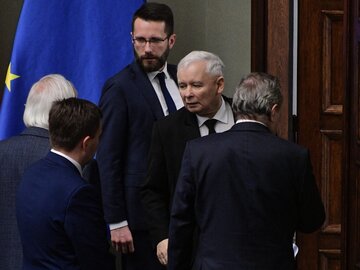 Jarosław Kaczyński w otoczeniu polityków PiS w Sejmie