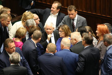 Jarosław Kaczyński w otoczeniu polityków PiS