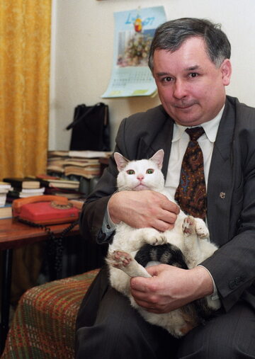 Jarosław Kaczyński z kocurem Busiem, 1997 r.