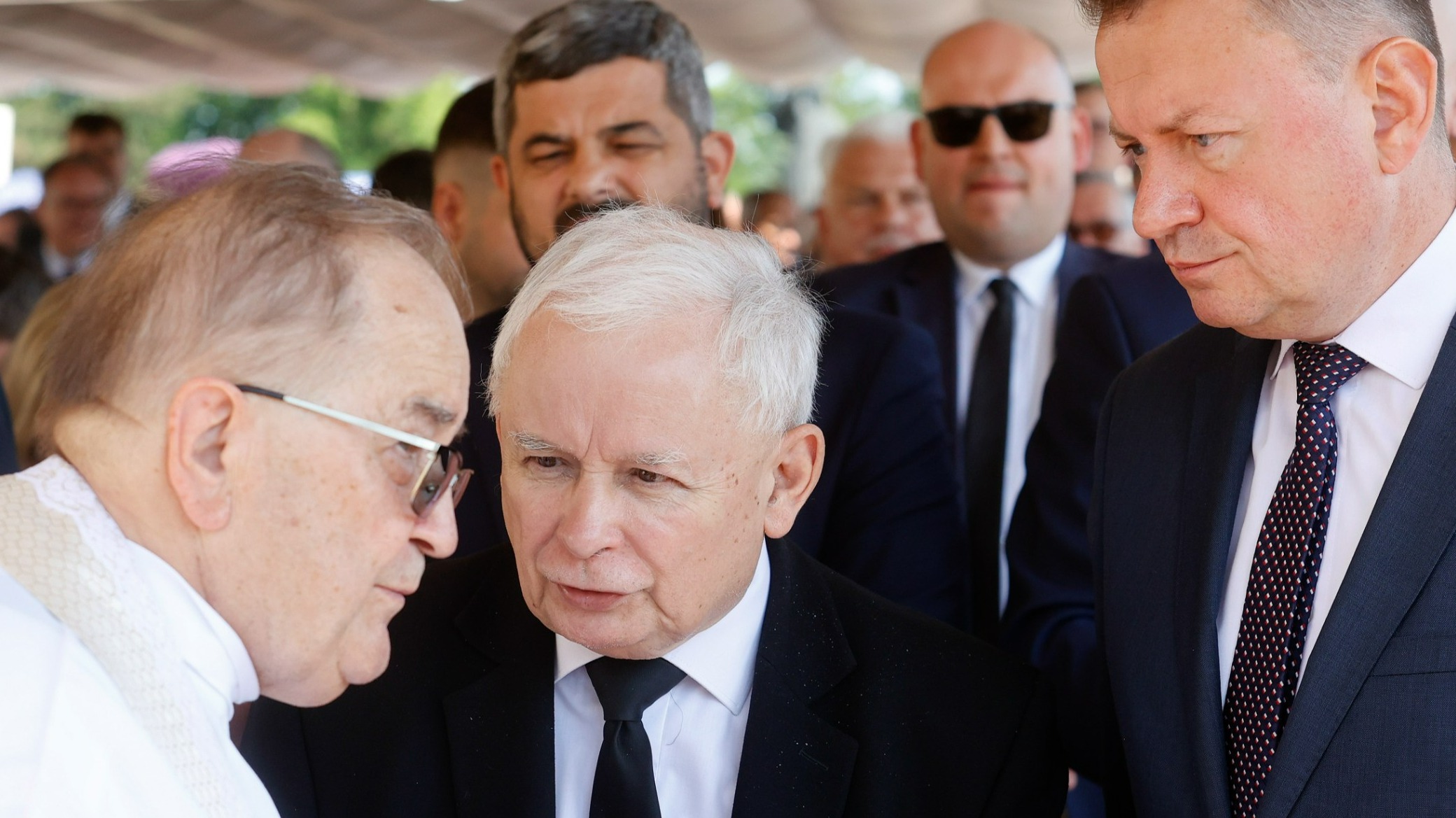 Wicepremier, prezes PiS Jarosław Kaczyński (2L), dyrektor Radia Maryja o. Tadeusz Rydzyk (L) i minister obrony narodowej Mariusz Błaszczak