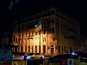 Jeden z niewielu oświetlonych gmachów w pogrążonym w ciemnościach po odłączeniu dopływu energii elektrycznej centrum Odessy.