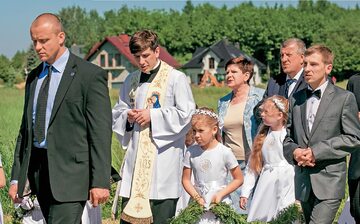Jeden z synów Beaty Szydło – Tymoteusz (drugi od lewej, podczas uroczystości prymicyjnej z rodzicami) – jest księdzem. Drugi, student medycyny, starannie chroni swoją prywatność