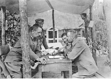 Jędrzej Moraczewski rozgrywający partię szachów z Józefem Piłsudskim. Wołczeck na Wołyniu, rok 1916