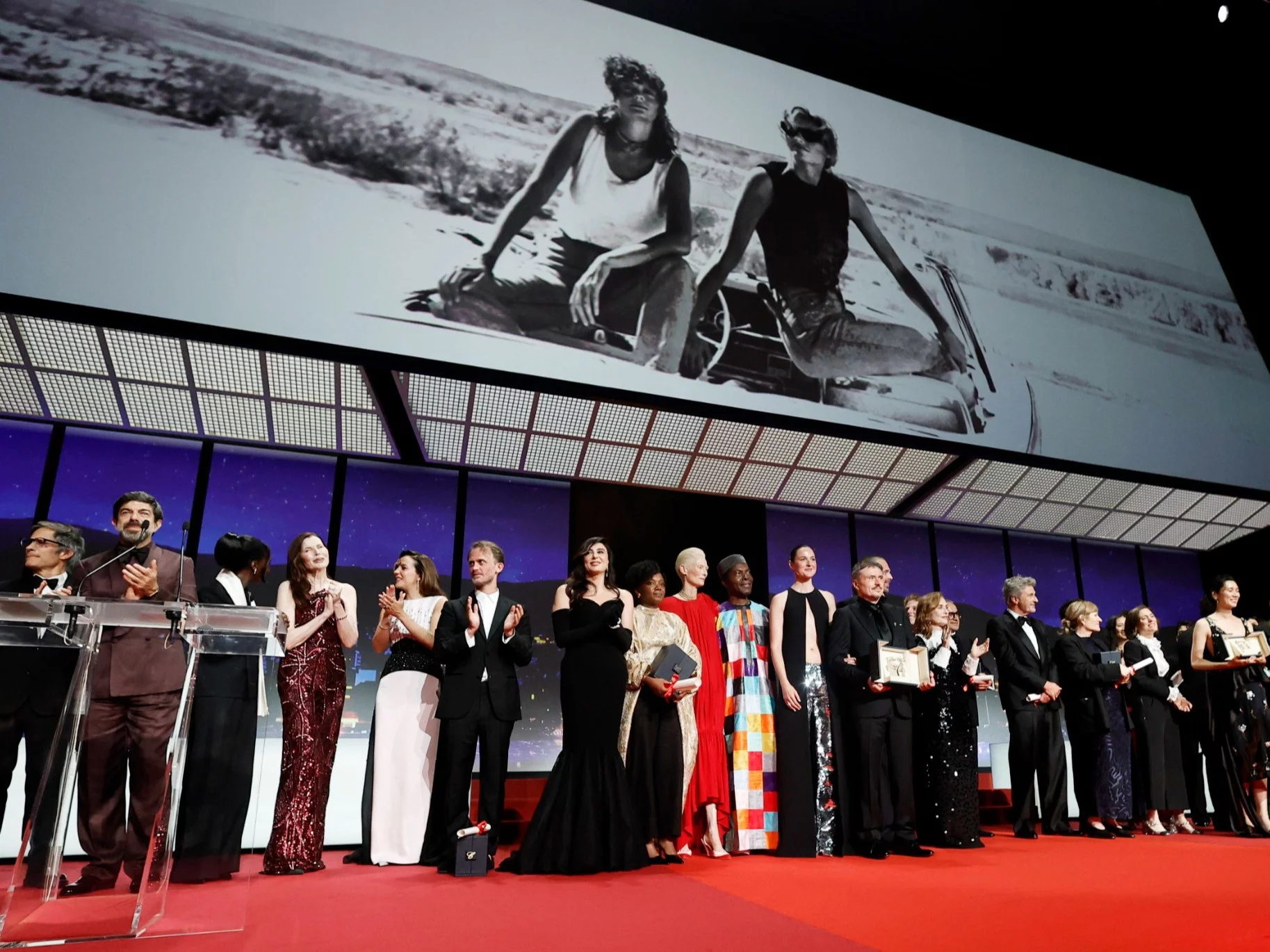 Laureaci nagród, członkowie jury i prezenterzy na festiwalu w Cannes