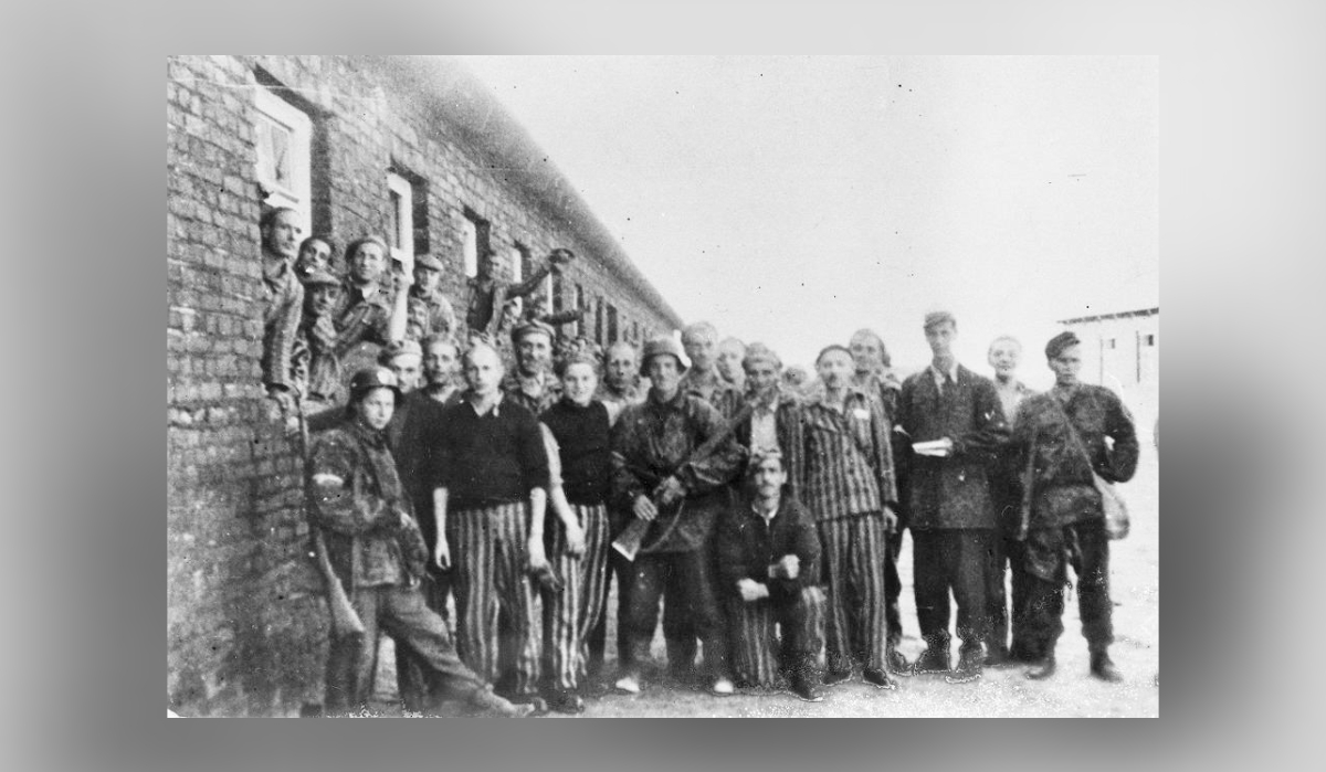 Żołnierze AK wśród uwolnionych więźniów KL Warschau („Gęsiówki”) - powstańcy warszawscy wyzwolili niemiecki obóz 5 sierpnia 1944