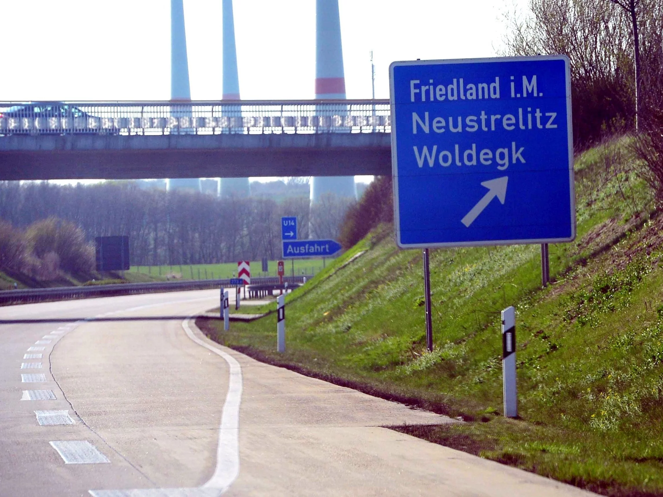 Zjazd z autostrady do miejscowości Friedland. Zdj. ilustracyjne