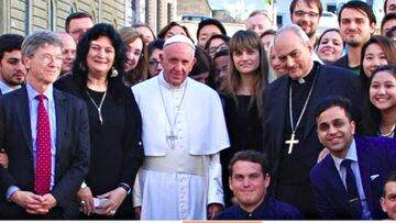 Jeffrey Sachs (pierwszy z lewej) i papież Franciszek na spotkaniu z młodzieżą w Watykanie