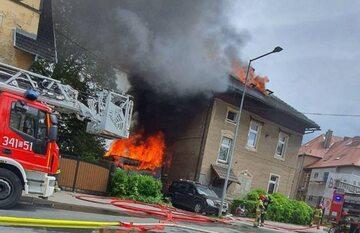 Jeleniogórscy policjanci jadąc na interwencję zauważyli dym i ogień wydobywający się z jednego z budynków wielorodzinnych w Jeleniej Górze.