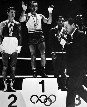 Jerzy Kulej na podium LIO w Tokio (1964)