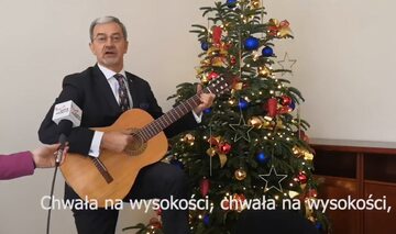 Jerzy Kwieciński gra i śpiewa "Przybieżeli do Betlejem"