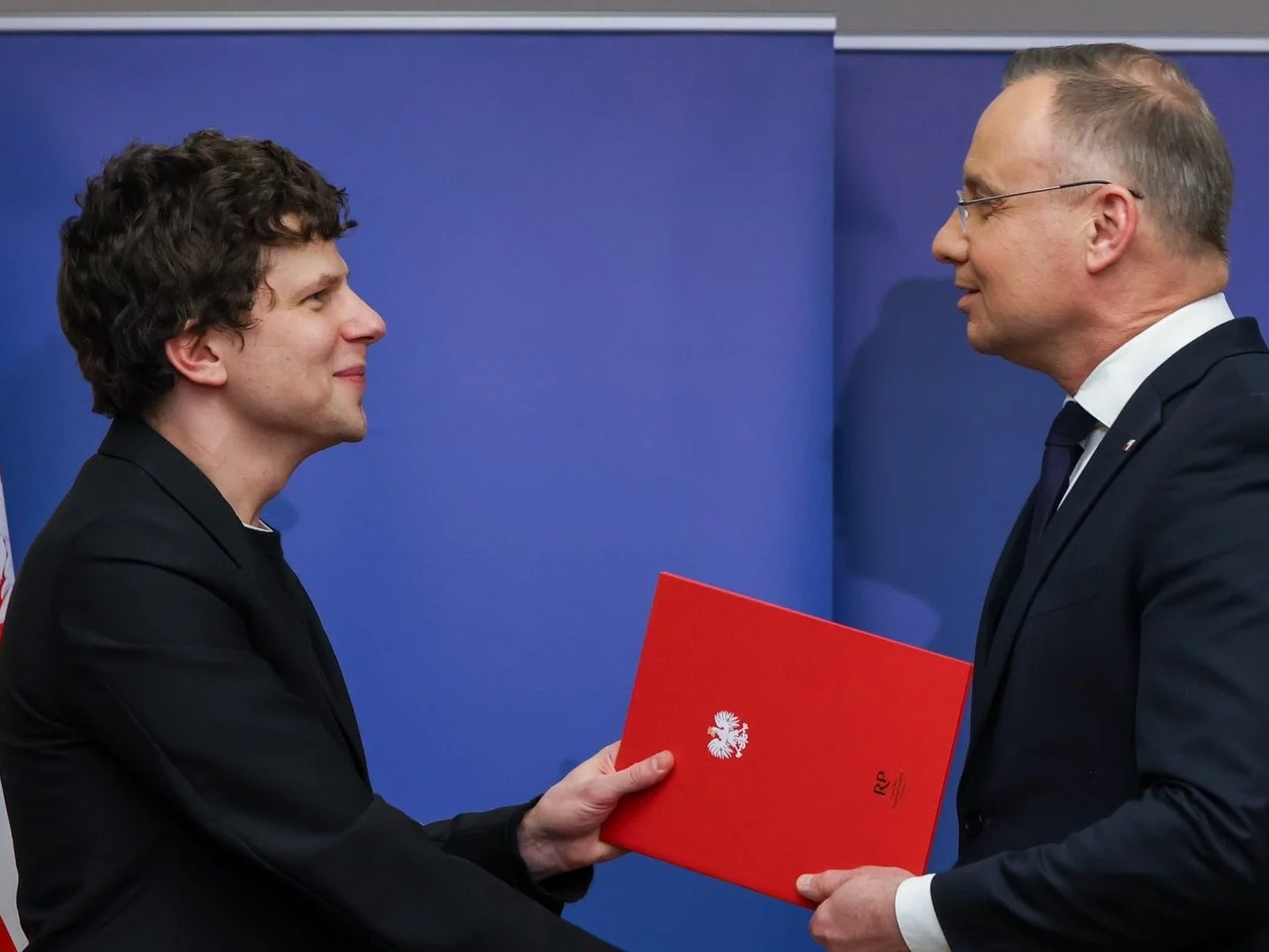 Jesse Eisenberg otrzymuje akt nadania polskiego obywatelstwa od prezydenta Andrzeja Dudy