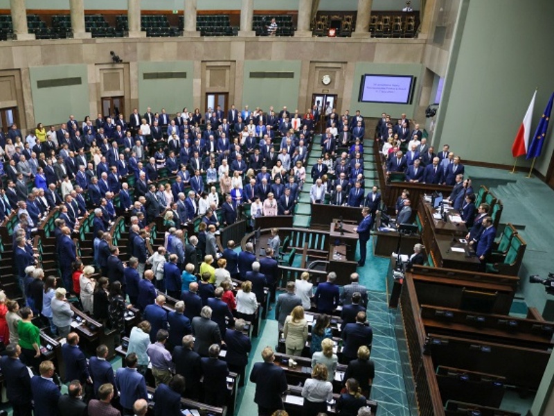 Posłowie na sali obrad Sejmu w Warszawie