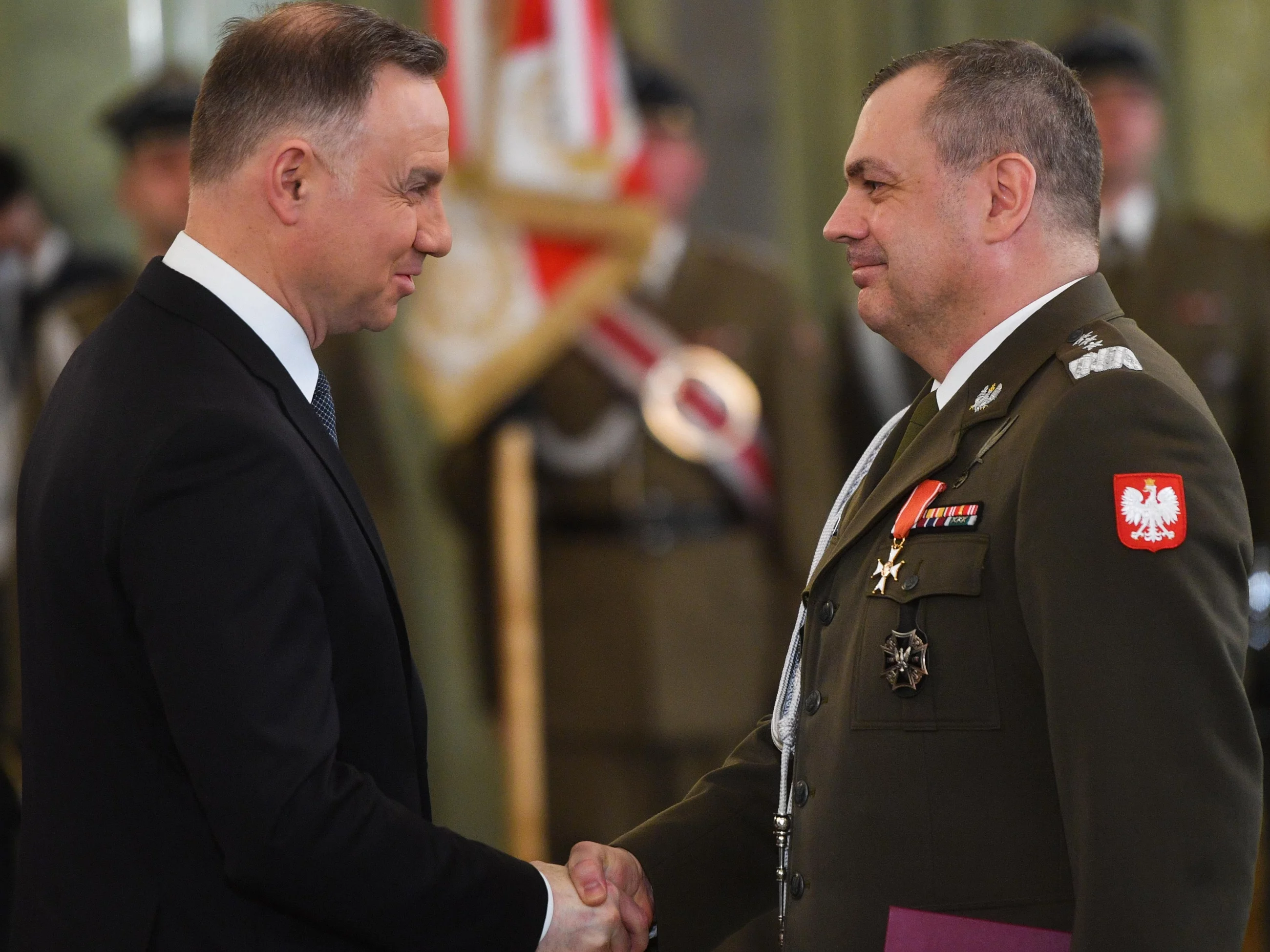 Prezydent RP Andrzej Duda (L) i obejmujący stanowisko Dowódcy Generalnego Rodzajów Sił Zbrojnych gen. Wiesław Kukuła