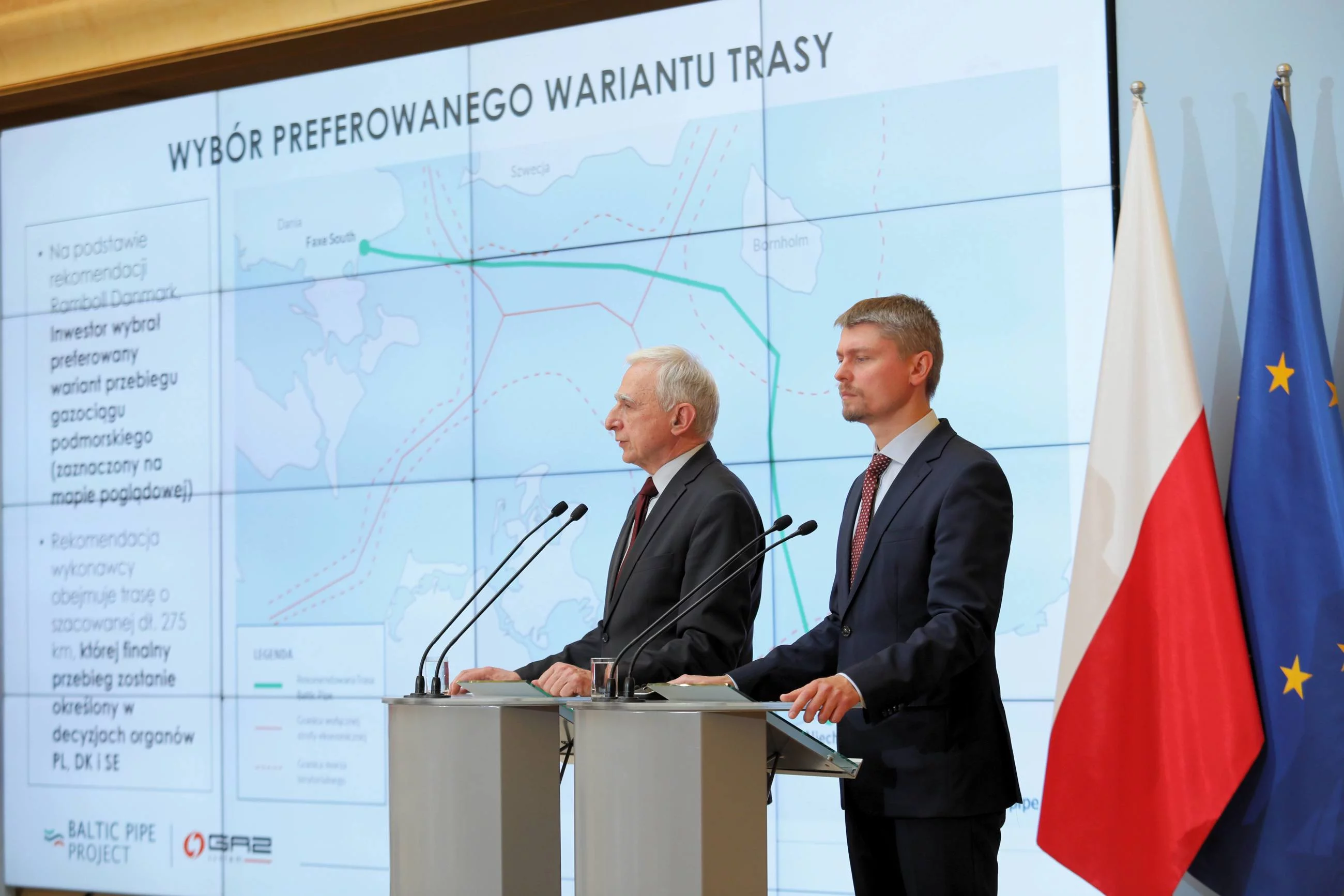 Pełnomocnik rządu do spraw strategicznej infrastruktury energetycznej Piotr Naimski (L) i prezes OGP Gaz-System S.A. Tomasz Stępień (P) podczas konferencji prasowej nt. aktualnego stanu prac nad projektem Baltic Pipe