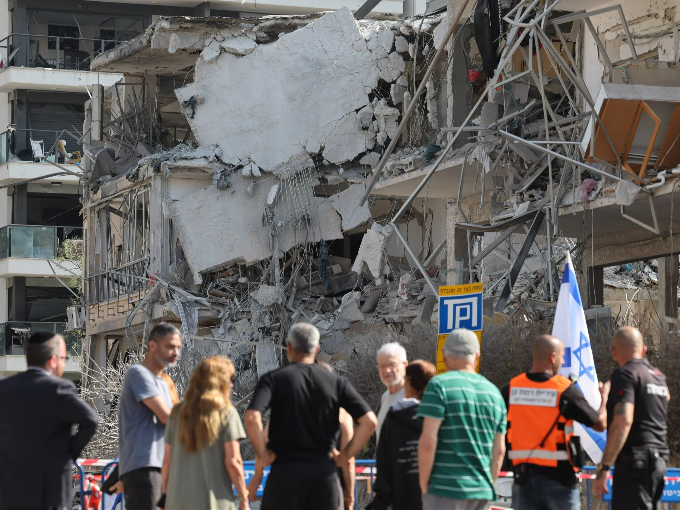 Uszkodzony budynek mieszkalny po uderzeniu pocisku balistycznego w Ramat Gan, niedaleko Tel Awiwu w Izraelu