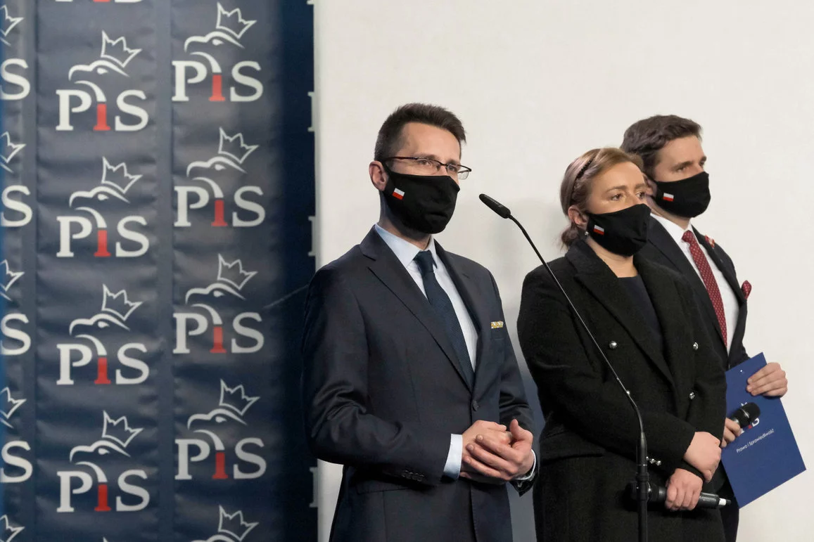 Zastępca rzecznika PiS Radosław Fogiel (L), poseł PiS Robert Gontarz (P) oraz wiceminister rozwoju, pracy i technologii Olga Semeniuk (C) podczas konferencji prasowej w siedzibie Prawa i Sprawiedliwości