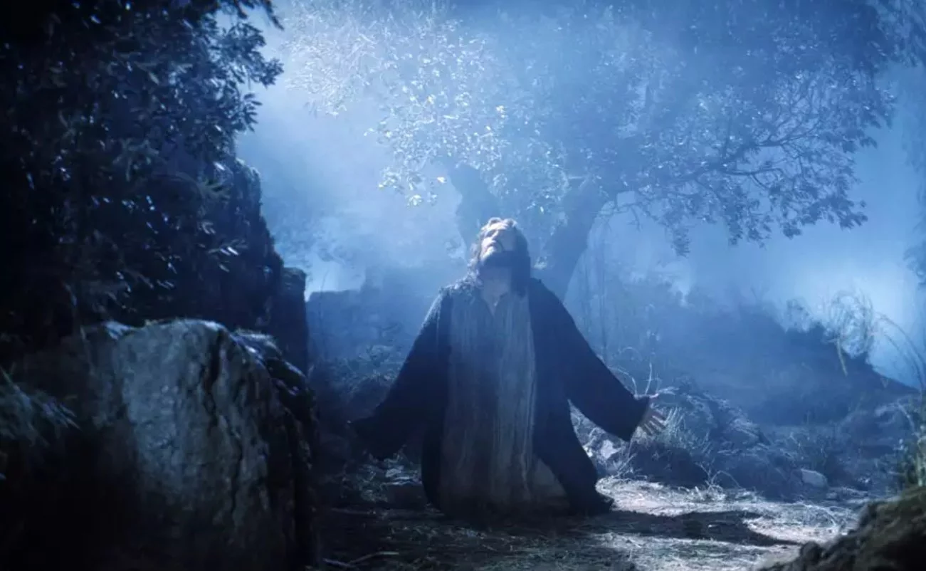 Jezus w Ogrodzie Oliwnym. Kadr z filmu "Pasja"