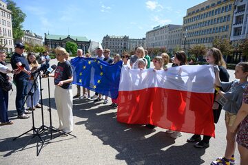 Joanna Scheuring-Wielgus podczas "happeningu" zszycia flagi UE i Polski